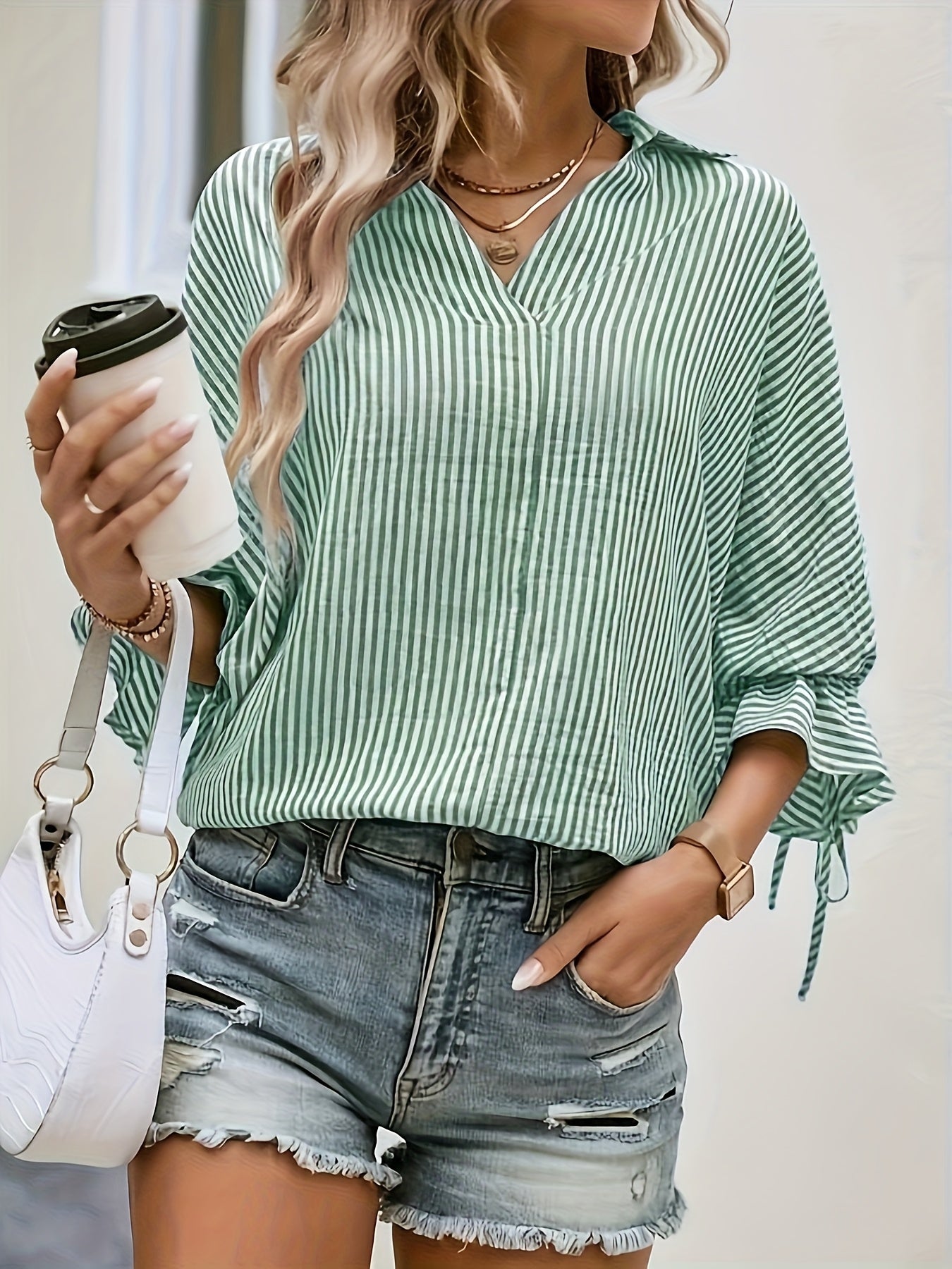 Camilla | Gestreepte Blouse met V-hals en Knytdetails