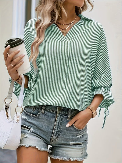 Camilla | Gestreepte Blouse met V-hals en Knytdetails