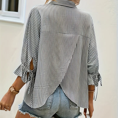 Camilla | Gestreepte Blouse met V-hals en Knytdetails
