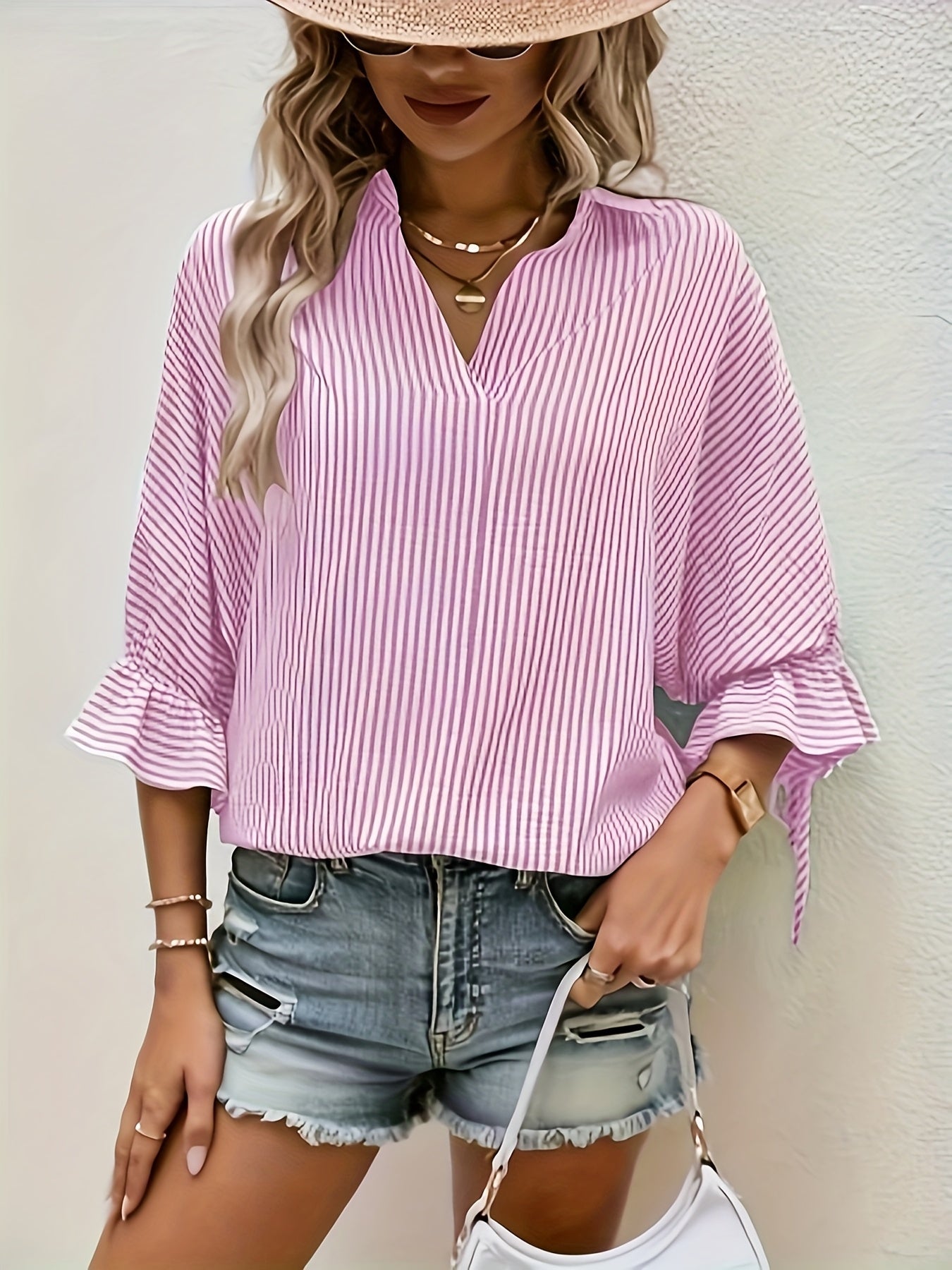 Camilla | Gestreepte Blouse met V-hals en Knytdetails