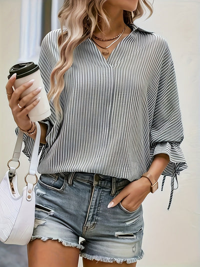 Camilla | Gestreepte Blouse met V-hals en Knytdetails