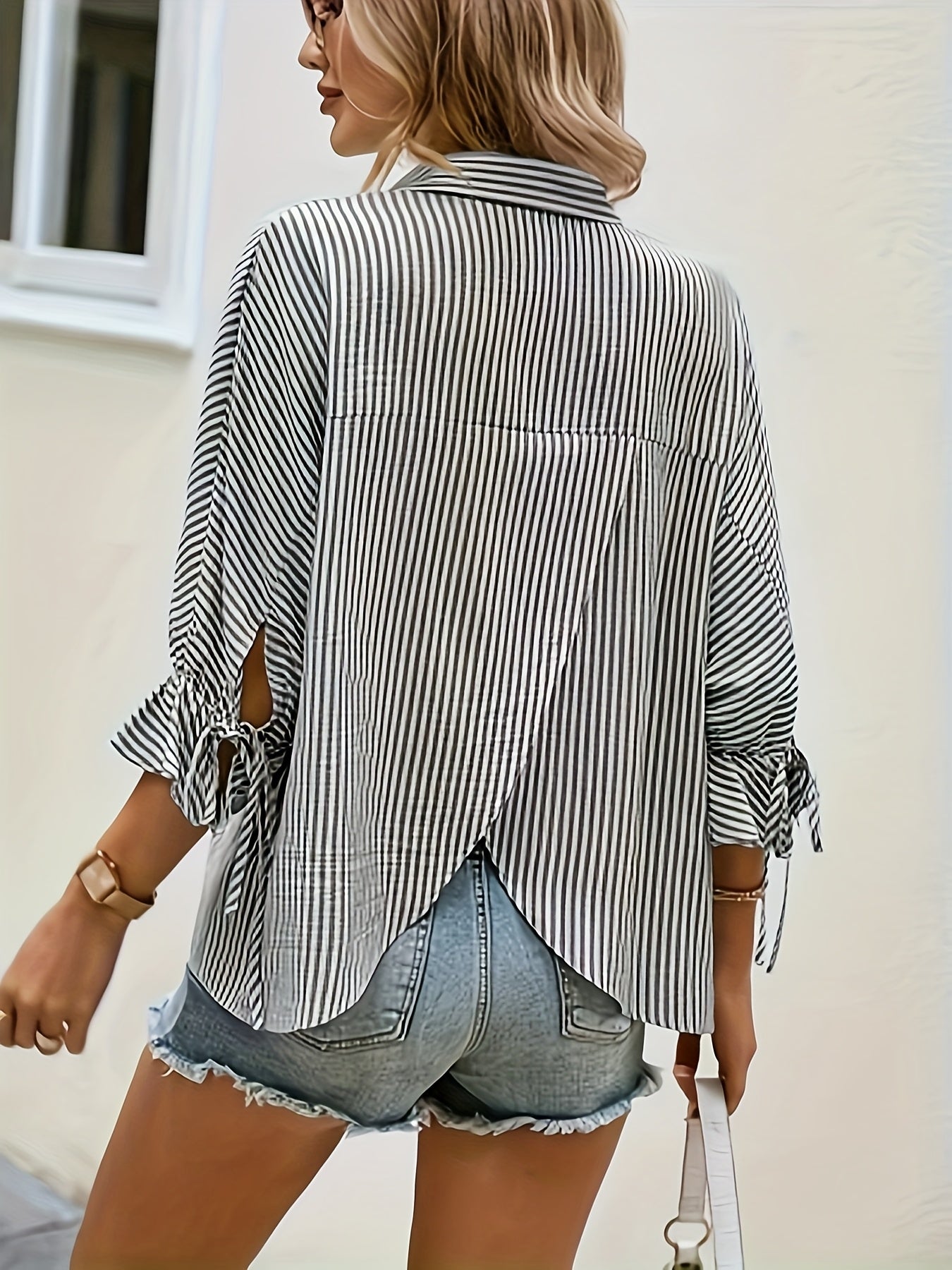 Camilla | Gestreepte Blouse met V-hals en Knytdetails