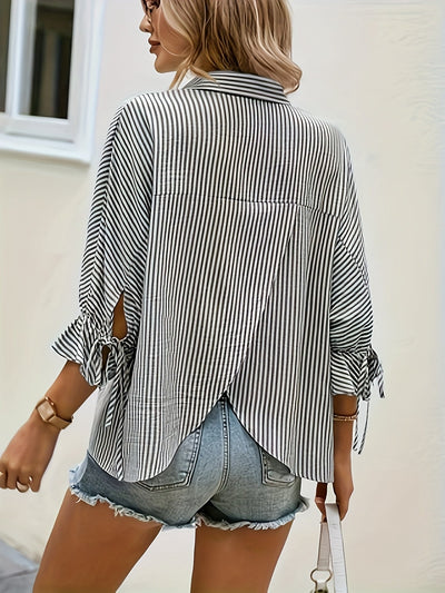 Camilla | Gestreepte Blouse met V-hals en Knytdetails