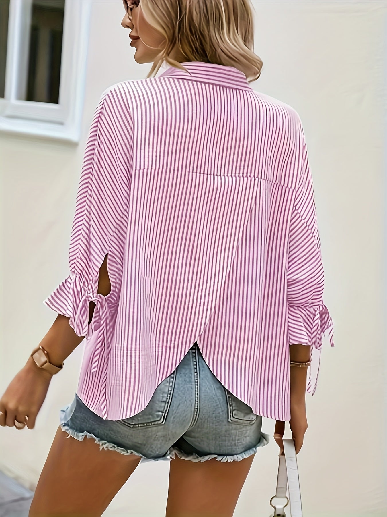 Camilla | Gestreepte Blouse met V-hals en Knytdetails