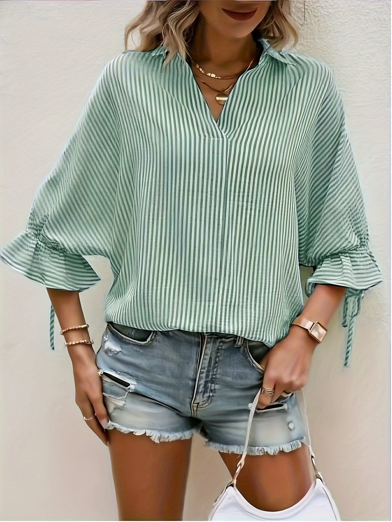 Camilla | Gestreepte Blouse met V-hals en Knytdetails