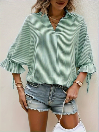 Camilla | Gestreepte Blouse met V-hals en Knytdetails